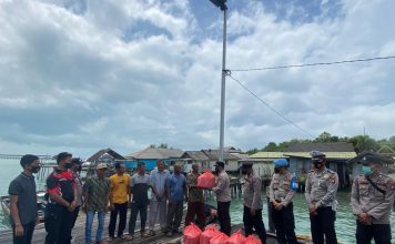 Polsek Daik Lingga Berikan Bantuan Sembako Kepada Nelayan dan Masyarakat Terdampak Kenaikan Harga BBM Bersubsidi