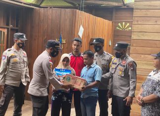 Polsek Daik Lingga Bantu Masyarakat Desa Sungai Besar Melalui Bansos