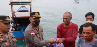 Kapolres Anambas Salurkan Ratusan Paket Sembako ke Masyarakat