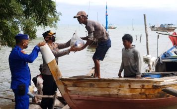 Para Nelayan Merasa Terharu Atas Bantuan Sembako Dari Polres Lingga