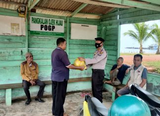 Polres Natuna Berikan Sembako dan Tali Kasih Kepada Masyarakat Kurang Mampu