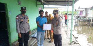 Polsek Serasan Berikan Bansos Kepada Masyarakat Terdampak Kenaikan Harga BBM