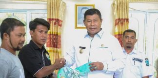 Bupati Anambas Serahkan Sejumlah Bantuan di Desa Batu Belah