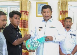 Bupati Anambas Serahkan Sejumlah Bantuan di Desa Batu Belah