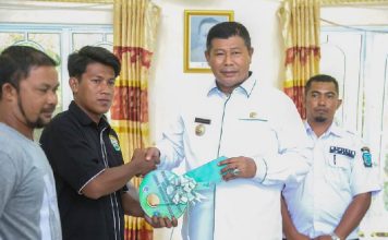 Bupati Anambas Serahkan Sejumlah Bantuan di Desa Batu Belah