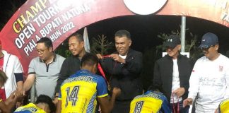 Wan Siswandi Tutup Turnamen Bola Voli Piala Bupati Natuna 2022