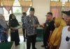 Bupati Abdul Haris Serahkan KTP dan BPJS Ketenagakerjaan Kepada 18 RT/RW Se-Desa Ladan