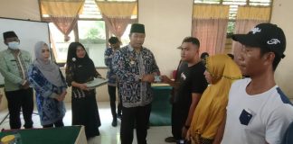 Bupati Abdul Haris Serahkan KTP dan BPJS Ketenagakerjaan Kepada 18 RT/RW Se-Desa Ladan
