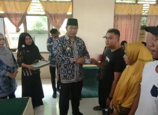 Bupati Abdul Haris Serahkan KTP dan BPJS Ketenagakerjaan Kepada 18 RT/RW Se-Desa Ladan