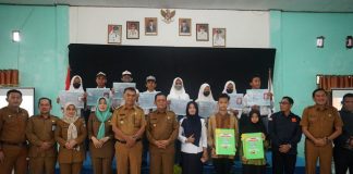 Kunjungi Sekolah di Natuna, Gubernur Ansar Serahkan KTP Elektronik Siswa Pemula Usia 17 Tahun