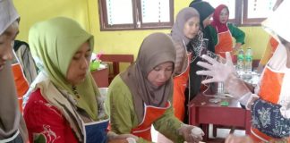 Peserta Antusias Mengikuti Pelatihan Pembuatan Produk dari Rumput Laut