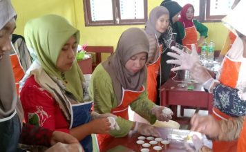 Peserta Antusias Mengikuti Pelatihan Pembuatan Produk dari Rumput Laut