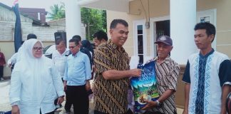 Bupati Natuna Dampingi Wagub Kepri dan Walikota Batam Serahkan Bantuan Beras