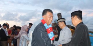 Kunker ke Midai, Bupati Wan Siswandi Sholat Magrib Berjamaah di Mesjid Baiturrahman