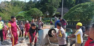 Bantu Warga, Kapolres Lingga Gotong Royong Perbaiki Jalan Berlubang