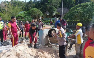 Bantu Warga, Kapolres Lingga Gotong Royong Perbaiki Jalan Berlubang