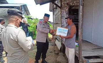 Jum’at Berkah, Sat Binmas Salurkan Bantuan Kapolres Karimun