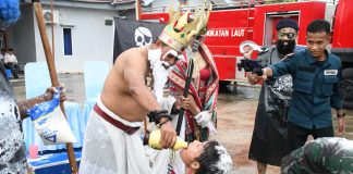 Dewa Laut Neptunus Hadir Meriahkan Penutupan Masa Orientasi Prajurit Baru Lanal Ranai