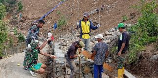 Satgas TMMD Ke 115 Gesa Pemasangan Batu Miring