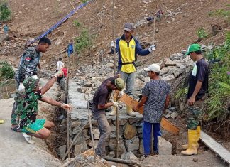 Satgas TMMD Ke 115 Gesa Pemasangan Batu Miring