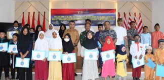 Rangkaian Kegiatan FGD di KRI Spica – 934, Danpushidrosal Berikan Tali Asih Kepada Anak Yatim Piatu di Lanal Ranai