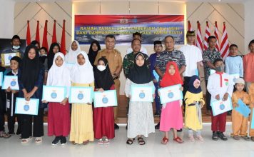 Rangkaian Kegiatan FGD di KRI Spica – 934, Danpushidrosal Berikan Tali Asih Kepada Anak Yatim Piatu di Lanal Ranai