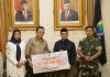 Gubernur Ansar Serahkan Bantuan Kemanusiaan Korban Gempa di Cianjur Sebesar Rp769 Juta