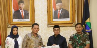 Gubernur Ansar Serahkan Bantuan Kemanusiaan Korban Gempa di Cianjur Sebesar Rp769 Juta