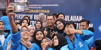 Mahasiswa UMRAH Antusias Sambut Gubernur Ansar, Berebut Ingin Bersuafoto