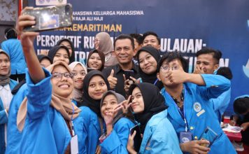 Mahasiswa UMRAH Antusias Sambut Gubernur Ansar, Berebut Ingin Bersuafoto