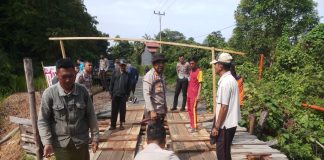 Kompak, Kapolsek Daik Lingga dan Anggota Ikut Goro Bersama Warga Perbaiki Jembatan Rusak
