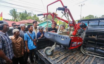 Serahkan Bantuan Kepada Poktan Bintan, Gubernur Ansar Ajak Masyarakat Ikut Kendalikan Inflasi