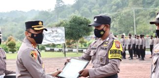 Kapolres Lingga Pimpin Upacara Pemberian Penghargaan dan PTDH dari Dinas Polri
