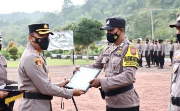 Kapolres Lingga Pimpin Upacara Pemberian Penghargaan dan PTDH dari Dinas Polri