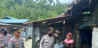 Kapolres Anambas Bagikan Bansos Kepada Masyarakat Desa Pesisir Timur
