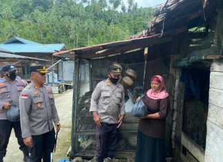 Kapolres Anambas Bagikan Bansos Kepada Masyarakat Desa Pesisir Timur