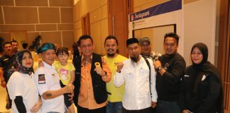Ansar Ahmad Menerima Jaket Kehormatan dari Ojol Batam