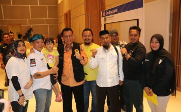 Ansar Ahmad Menerima Jaket Kehormatan dari Ojol Batam