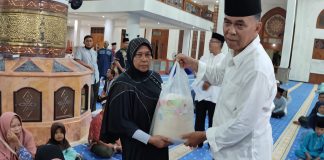 Bupati Salurkan Beras Sedekah ASN Natuna