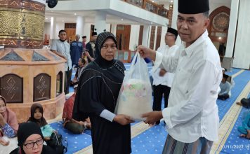 Bupati Salurkan Beras Sedekah ASN Natuna