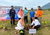 Sekda Bersama DWP Natuna Tanam Bibit Pohon di Area Masjid Agung