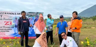 Sekda Bersama DWP Natuna Tanam Bibit Pohon di Area Masjid Agung