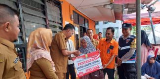 Serahkan BLT, Wan Siswandi : Manfaatkan dengan baik untuk kebutuhan