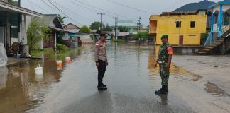 Bhabinkamtibmas Brigadir Mudianto Lakukan Patroli Pantau Daerah Rawan Banjir