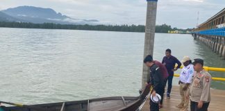 Personel Polsek Daik Lingga Pam Giat Fishing Festival di Desa Kelombok