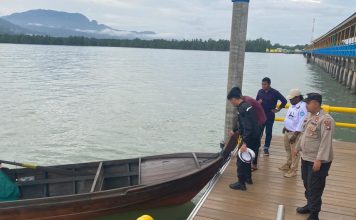 Personel Polsek Daik Lingga Pam Giat Fishing Festival di Desa Kelombok