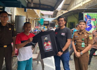 Peringati Hakordia, Kacabjari Tarempa Kampanye Anti Korupsi dengan Bagi-bagi Kaos