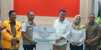 Kunjungi Natuna, Sekda Kepri Serahkan Bantuan Penanggulangan Korban Banjir Rp300 Juta