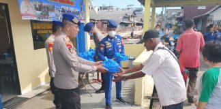Jum’at Berkah, Sat Polairud Polresta Tanjungpinang Berbagi Nasi Kotak