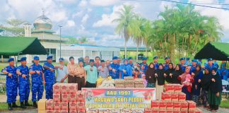 Alumni AAU 1997 Salurkan Sembako Kepada Warga Natuna